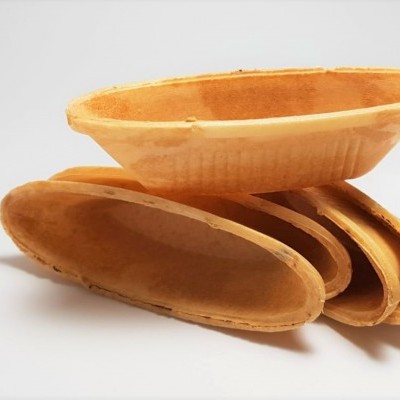 Formas ovais de cartão castanho claro empilhadas