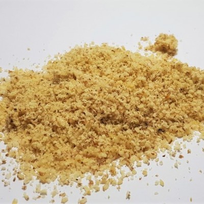 Pó granulado amarelo claro sobre fundo branco