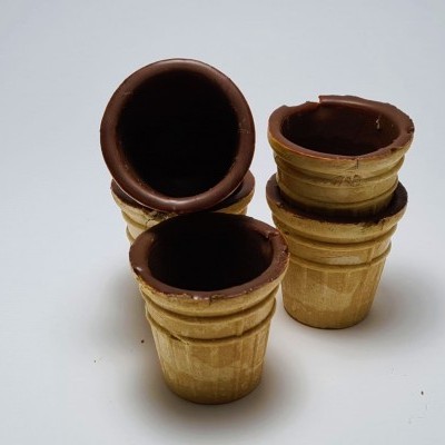 Copos de cone de gelado de biscoito com interior de chocolate