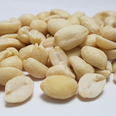 Amendoins descascados sobre superfície branca