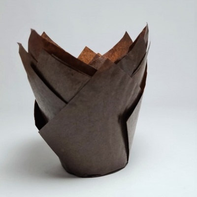 Suporte de papel castanho escuro para bolos em forma de pétalas