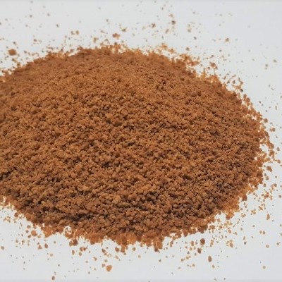 Montículo de pó castanho claro sobre superfície branca