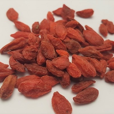 Bagas de goji secas vermelhas sobre fundo branco