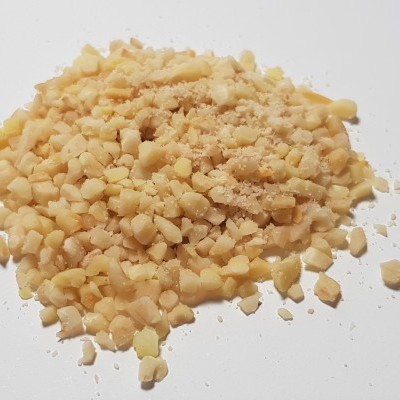 Pedaços picados de amêndoas sobre superfície branca