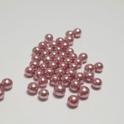Contas redondas rosa metálico brilhantes sobre fundo branco