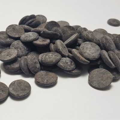 Pastilhas de chocolate escuro sobre fundo branco