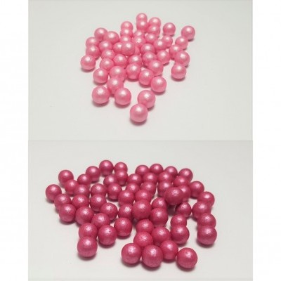 Pérolas artísticas polidas rosa claro e rosa escuro sobre fundo branco.