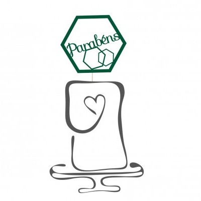 Desenho minimalista de bolo com palavra 'Parabéns' em topo hexagonal verde