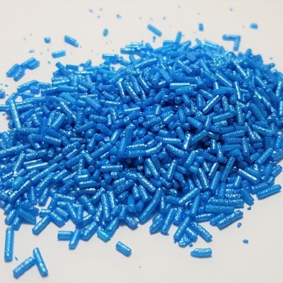 Grânulos azuis translúcidos sobre superfície branca