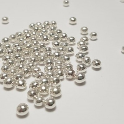 Contas prateadas pequenas sobre fundo branco