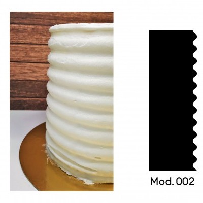 Bolo com cobertura branca texturizada e molde 'Mod. 002' ao lado