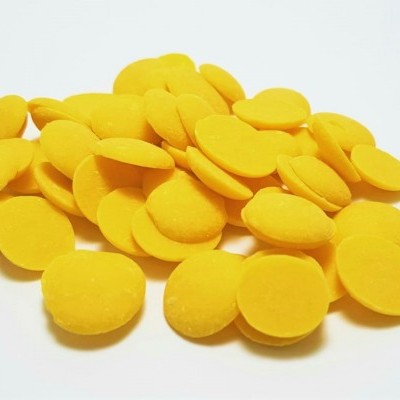 Pastilhas redondas amarelas sobre fundo branco
