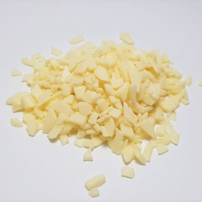 Grânulos amarelo claro pequenos em superfície branca