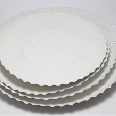 Conjunto de pratos descartáveis brancos de papel com bordas onduladas empilhados