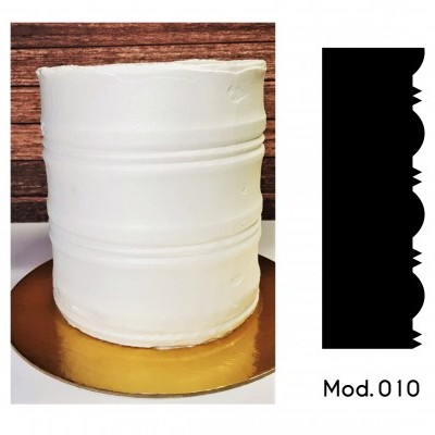 Bolo branco simples com linhas horizontais em base dourada e cartão preto com texto