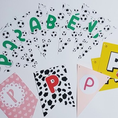 Três tipos diferentes de bandeirolas para festa com padrões de futebol, pintas pretas e corações, com letras P e PARABENS.
