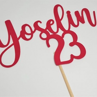 Topo de bolo com nome Yoselin e número 23 em vermelho