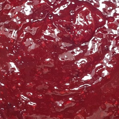 Compota ou geleia vermelha brilhante com textura espessa