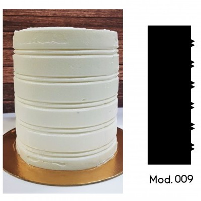 Bolo alto branco com riscas horizontais e base dourada