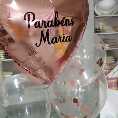 Conjunto de balões com balão de coração cor de rosa metálico e texto 'Parabéns Maria'