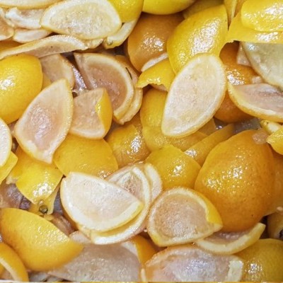 Cascas de limão amarelas húmidas e naturais