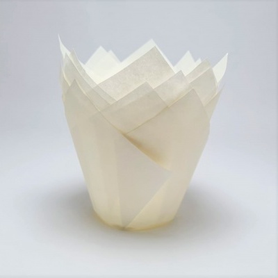 Forminhas para cupcake de papel branco translucido empilhadas