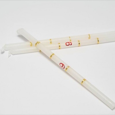 Três palhinhas de vidro com marcações vermelhas e amarelas sobre fundo branco