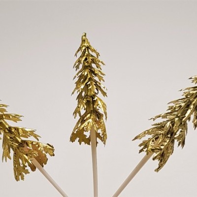 Palitos decorativos dourados em forma de ramos de árvore