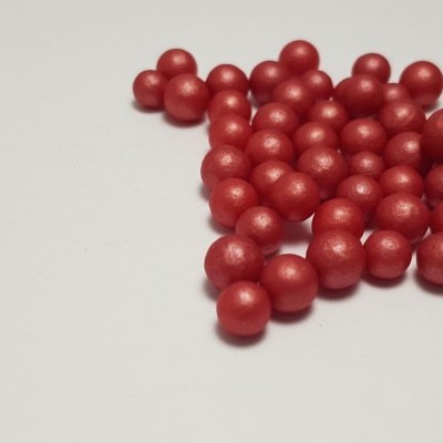 Bolas pequenas vermelhas brilhantes agrupadas sobre fundo branco