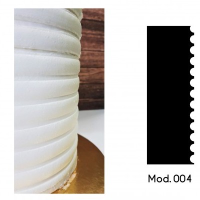 Bolo branco com textura de anéis horizontais numa base dourada