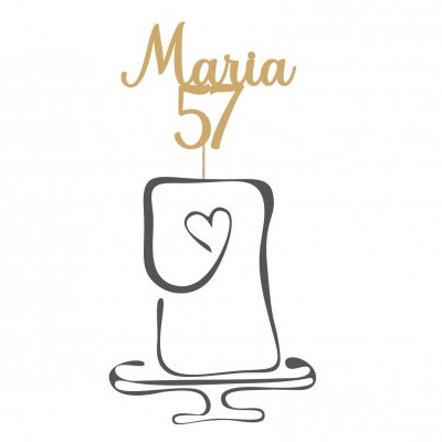 Topo de bolo dourado com nome Maria e número 57 sobre base branca com desenho preto