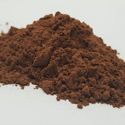 Montículo de pó marrom sobre superfície branca