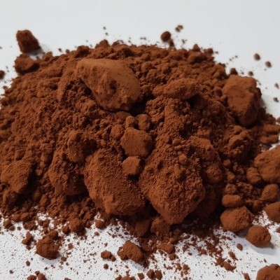 Pó marrom granulado sobre superfície branca