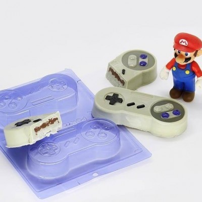 Chocolates em forma de comandos de videojogo com figura do Mario ao lado