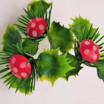 Guirlanda decorativa com folhas verdes e cogumelos vermelhos com pintas brancas