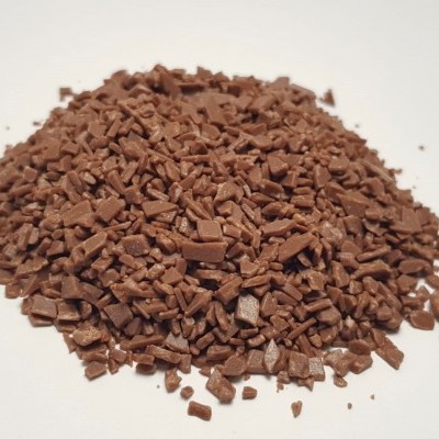 Granulados de chocolate castanhos sobre superfície branca