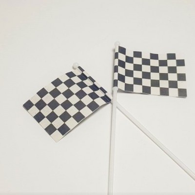 Duas pequenas bandeiras de corrida em padrão xadrez preto e branco com haste branca