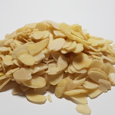 Amêndoas laminadas amarelo-claro sobre fundo branco