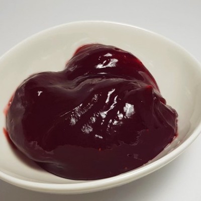 Gelatina vinho escura numa tigela branca