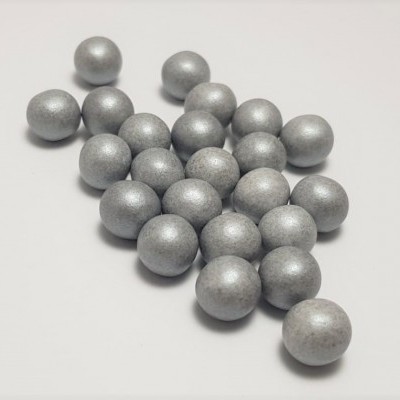 Bolas metálicas cinza fosco sobre superfície branca