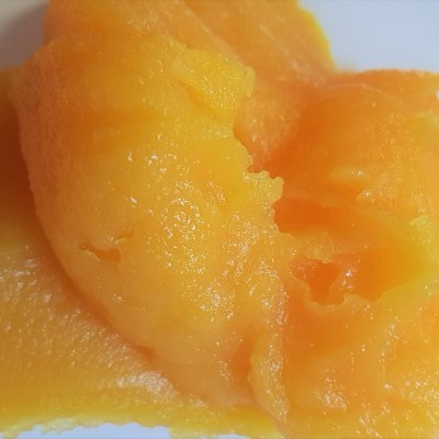 puré alaranjado em prato branco