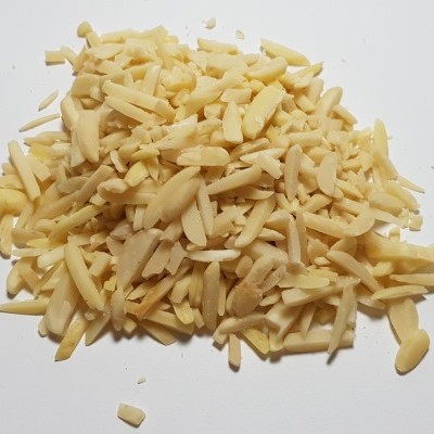 amêndoas laminadas sobre superfície branca