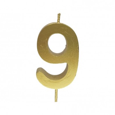 Vela dourada em forma do número 9 com acabamento metálico