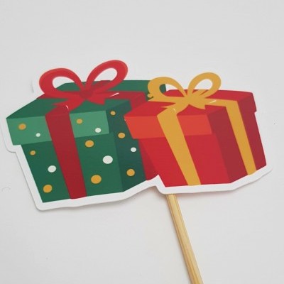 Ilustração de dois presentes coloridos em papel com vara de madeira.
