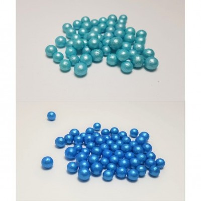 Pérolas azuis claras e escuras sobre superfície branca