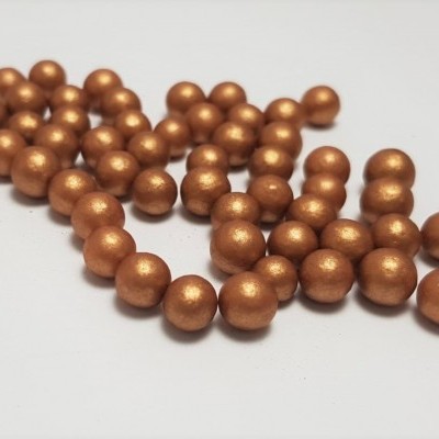 Bolas esféricas metálicas cor bronze sobre fundo branco