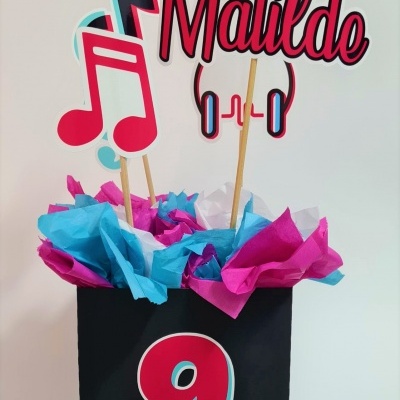 Arranjo decorativo com nome Matilde, número 9 e símbolos musicais