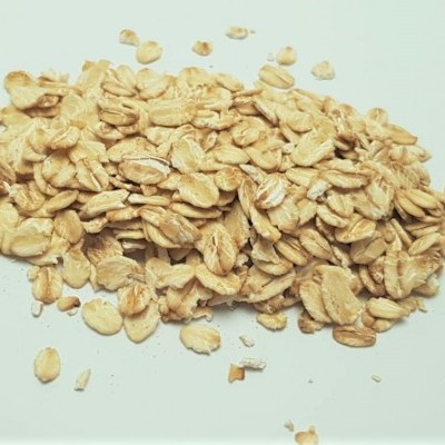 Flocos de aveia bege em fundo branco