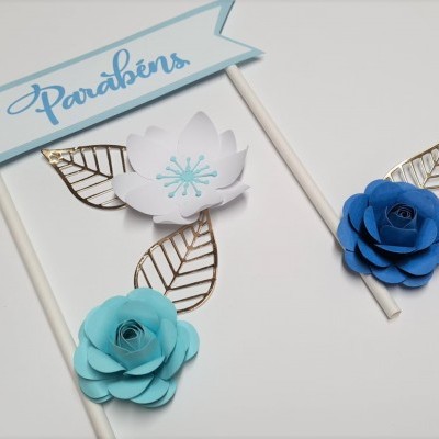 Enfeites de papel com flores azuis e faixa Parabéns