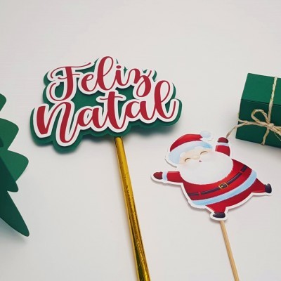 Árvore de Natal verde, placa 'Feliz Natal', figura do Papai Noel e dois presentes pequenos coloridos